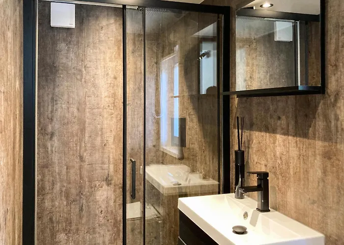 Stunning In With Kitchen בית נופש